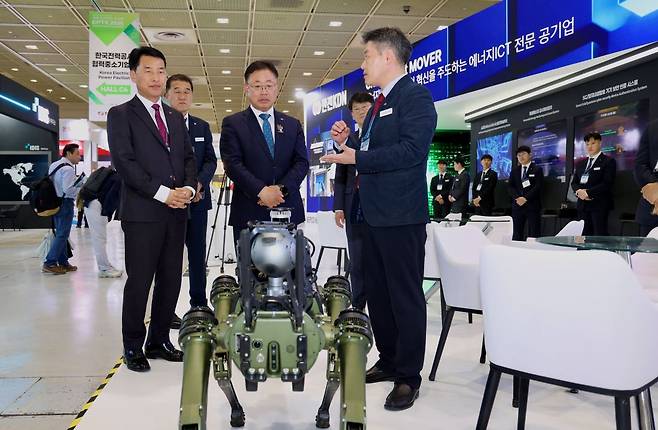 박상형 한전KDN 사장이 6일부터 8일까지 서울 코엑스에서 열리는 ‘2026 국제 전기전력 전시회(EPTK 2026)’에서 담당자로부터 사족 보행 로봇에 대해 설명을 듣고 있다. (제공=한전KDN)