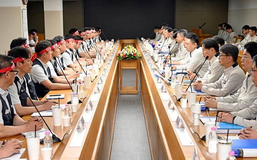 현대차 노사가 6일 울산공장 본관 동행룸에서 2026년 임금협상 상견례를 열었다/현대차