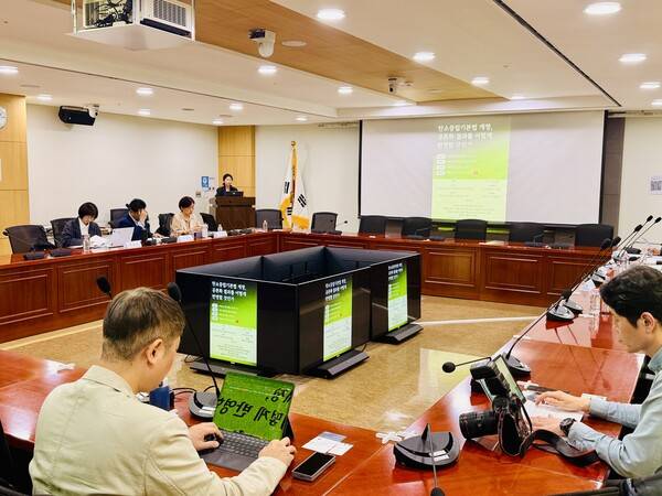 ▲ 6일 국회의원회관 제8간담회의실에서는 '탄소중립기본법 개정, 공론화 결과를 어떻게 반영할 것인가'를 주제로 토론회가 열렸다.
