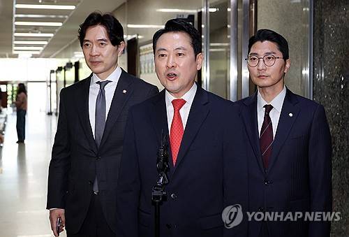우원식 의장과 당 대표실서 면담 마친 장동혁 대표(서울=연합뉴스) 이동해 기자 = 국민의힘 장동혁 대표가 6일 국회 당 대표실에서 우원식 국회의장과 면담을 마친 뒤 기자들 질의에 답하고 있다. 2026.5.6 eastsea@yna.co.kr