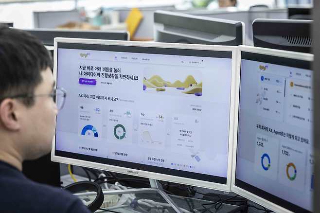 SK텔레콤 직원이 'AXMS(AX Management System)'를 활용해 업무 현장에 적용할 AI 과제를 구체화하고 있다./사진=SK텔레콤