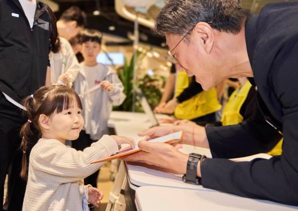 오늘은 나도 SKT 구성원... 어린이날 본사 찾아온 꼬마 사원들.&nbsp;ⓒSKT