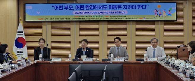 최기상·김한규 더불어민주당 의원, 박인환 인하대 법학전문대학원 교수, 전지현 양육비이행관리원장, 양육비 지원 비영리 단체인 사단법인 칸나희망서포터즈 이사장을 맡고 있는 양소영 법무법인 숭인 대표변호사 등이 참석한 가운데 4일 '아동 권리 관점에서 살펴본 양육비 이행 제도의 의미와 한계' 토론회가 열렸다. (사진=칸나 제공)
