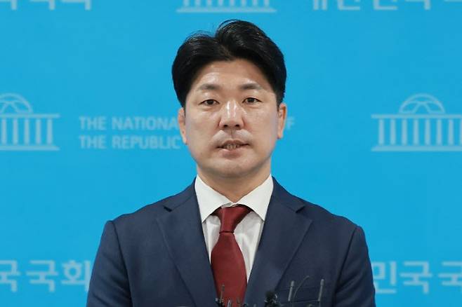 취재진 질문에 답하는 국민의힘 이용 전 의원(사진 = 연합뉴스)