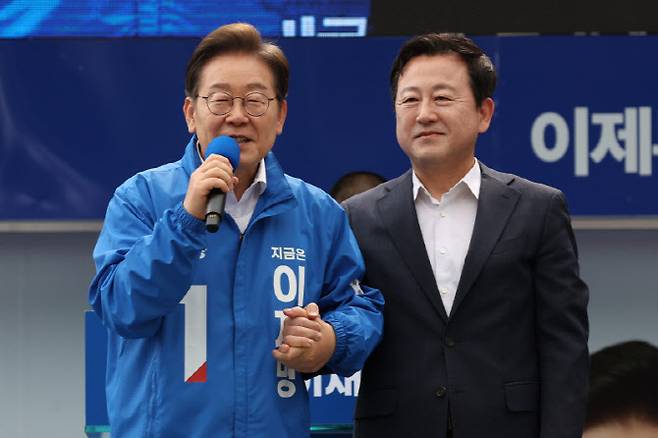 지난해 5월 김대중컨벤션센터 광장에서 열린 집중 유세에서 당시 이재명 후보 지지를 선언한 김용남 전 의원을 소개하고 있다. (사진 = 공동취재단)
