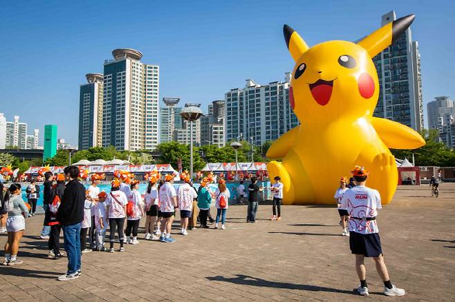 5일 서울 광진구 뚝섬한강공원 일대에서 열린 '포켓몬 런 2026 인 서울' 참가자들이 대형 피카츄 풍선 앞에서 사진 촬영을 위해 대기하고 있다(사진=SKT)