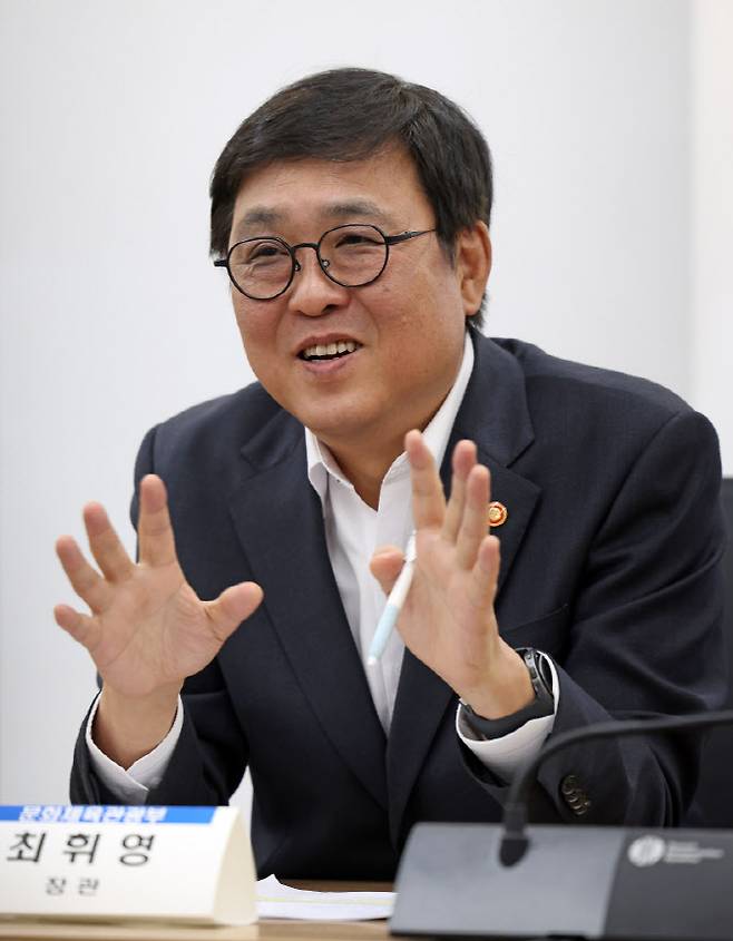 최휘영 문화체육관광부 장관이 6일 서울 종로구 국립현대미술관 서울관에서 열린 문화예술정책자문위원회 영화·영상분과 제3차 회의에서 위원들과 영화·영상 분야 주요 현안과 향후 정책 방향을 논의하고 있다. (사진=문체부)