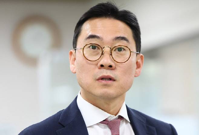 김건희 여사와의 친분을 내세워 투자금을 유치받았다는 이른바 '집사게이트' 의혹을 받는 조영탁 IMS모빌리티 대표가 6일 서울 서초구 서울중앙지방법원에서 열린 9차 공판에 출석하고 있다. (사진=뉴시스)