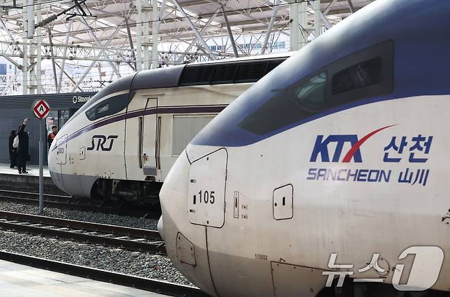 KTX·SRT 시범 교차운행 첫 날인 25일 오후 서울 용산구 서울역에서 부산발 SRT가 정차하고 있다. 2026.2.25 ⓒ 뉴스1
