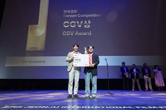 CGV상 수여 사진. 왼쪽부터 CGV 고재수 시네마사업본부장 고승현 감독(전주국제영화제 제공)