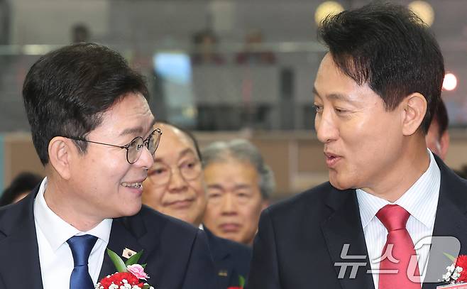 정원오 더불어민주당 서울시장 후보와 오세훈 국민의힘 서울시장 후보가 6일 서울 중구 장충체육관에서 열린 대한노인회 서울시연합회 제54회 어버이날 기념행사에서 대화를 나누고 있다. 2026.5.6 ⓒ 뉴스1 오대일 기자