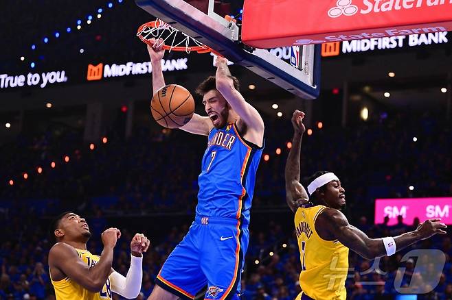 오클라호마시티 선터의 쳇 홈그렌(가운데)이 6일(한국시간) 열린 LA 레이커스와 2025-26 NBA 플레이오프 서부 콘퍼런스 준결승 1차전에서 24점 12리바운드 3블록을 기록하며 팀 승리를 이끌었다. ⓒ AFP=뉴스1