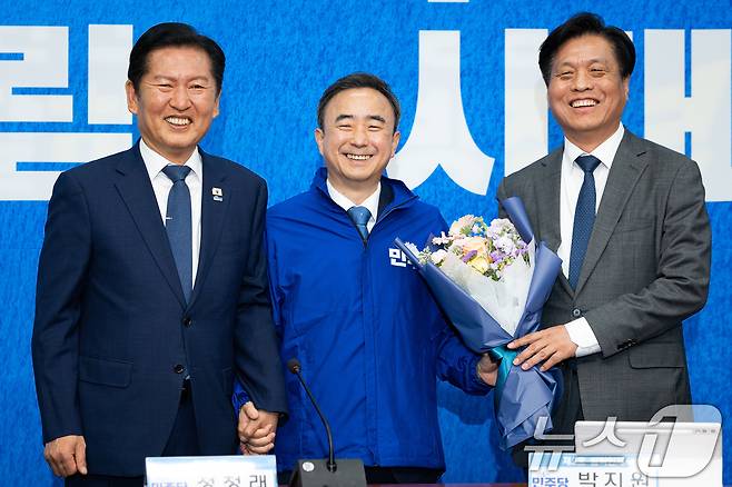더불어민주당 6.3 지방선거 발탁인재 3호 임문영 전 국가인공지능전략위원회 부위원장이 6일 서울 여의도 국회에서 열린 발탁인재 환영식에서 정청래 대표, 조승래 사무총장과 기념 촬영을 하고 있다. 민주당 인재영입위원회는 전북 군산·김제·부안을에 평당원 출신 박지원 최고위원을, 광주 광산을에 임문영 전 국가인공지능전략위원회 부위원장을 발탁했다. 2026.5.6 ⓒ 뉴스1 유승관 기자