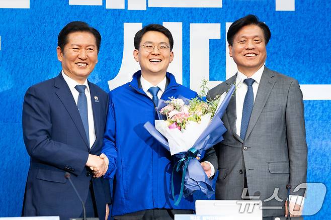 더불어민주당 6.3 지방선거 발탁인재 2호 박지원 최고위원이 6일 서울 여의도 국회에서 열린 발탁인재 환영식에서 정청래 대표, 조승래 사무총장과 기념 촬영을 하고 있다. 민주당 인재영입위원회는 전북 군산·김제·부안을에 평당원 출신 박지원 최고위원을, 광주 광산을에 임문영 전 국가인공지능전략위원회 부위원장을 발탁했다. 2026.5.6 ⓒ 뉴스1 유승관 기자