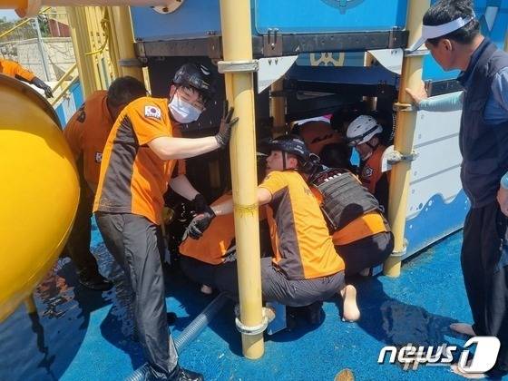 2023년 8월 1일 낮 11시 12분쯤 경북 울릉군 북면 현포리 항포구 인근에 설치된 물놀이장에서 가족과 함께 여행 온 A군(13)이 취수구에서 팔이 끼여 숨지는 사고가 발생했다. 신고를 받고 출동한 119대원들이 구조 작업을 펼치고 있다.(포항남부소방서제공)2023.8.2/뉴스1