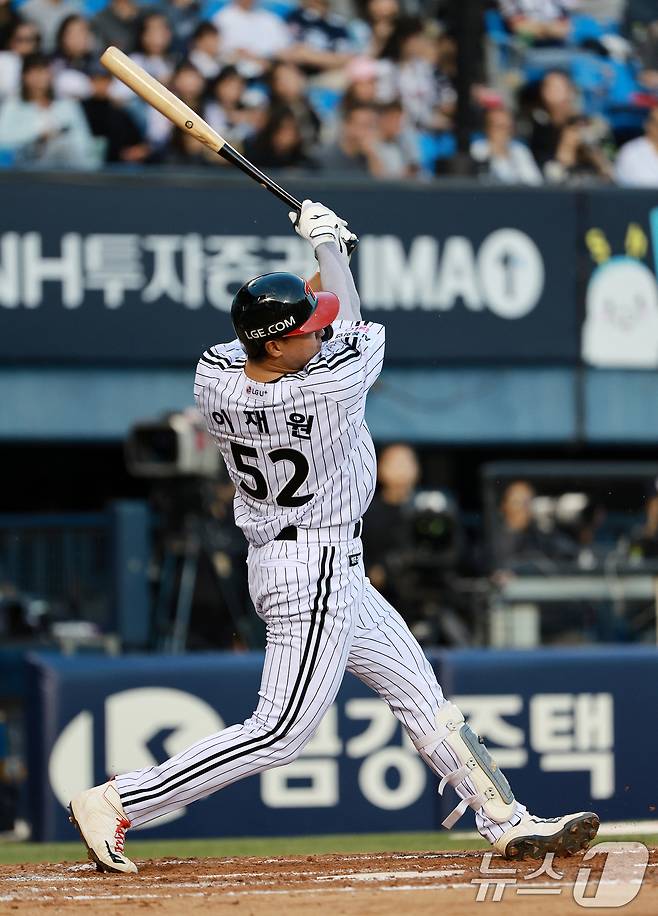 6일 서울 송파구 잠실야구장에서 열린 프로야구 '2026 신한은행 SOL KBO리그' 두산 베어스와 LG 트윈스의 경기, LG 이재원이 2회말 1사 1루 상황에서 투런 홈런을 치고 있다. 2026.5.6 ⓒ 뉴스1 이호윤 기자
