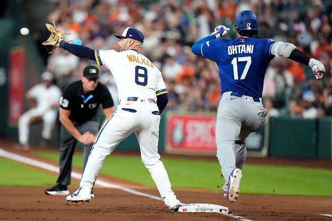 Los Angeles Dodgers designated hitter Shohei Ohtani (17) is out at first after a throw to Houston Astros first baseman Christian Walker (8) during the first inning of a baseball game in Houston, Monday, May 4, 2026. (AP Photo/Ashley Landis)







<저작권자(c) 연합뉴스, 무단 전재-재배포, AI 학습 및 활용 금지>