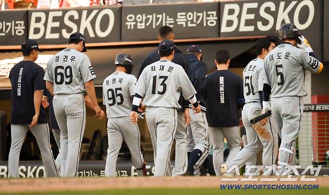 5일 광주 기아챔피언스필드에서 열린 KIA와 한화의 경기. 패한 한화 선수들이 아쉬워하고 있다. 광주=박재만 기자 pjm@sportschosun.com/2026.05.05/