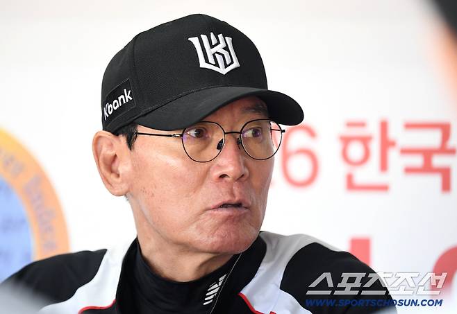 6일 수원케이티위즈파크에서 열리는 KT와 롯데의 경기. 인터뷰하고 있는 KT 이강철 감독. 수원=송정헌 기자songs@sportschosun.com/2026.05.06/