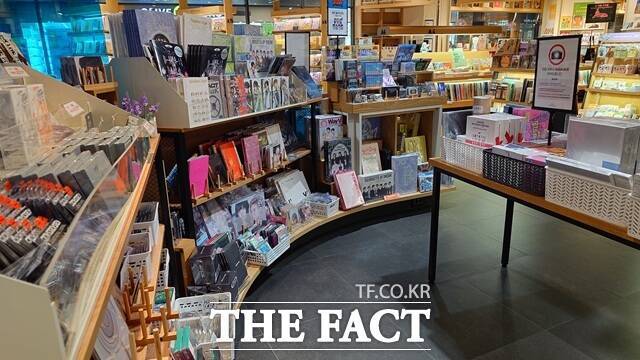 K팝 산업의 매출 규모는 해마다 성장 중이다. 하지만 그에 비례해 은퇴나 제2의 삶을 선택하는 인원도 늘고 있어 이에 대한 지원이 필요하다는 목소리가 나온다. 사진은 한 K팝 음반 판매점의 모습이다./더팩트DB