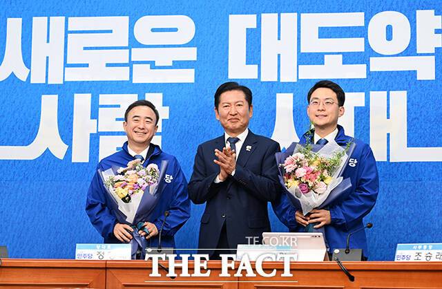 임문영 국가인공지능전략위원회 상근부위원장과 정청래 더불어민주당 대표, 박지원 최고위원(왼쪽부터)이 6일 오전 서울 여의도 국회에서 열린 발탁인재 환영식에서 기념촬영을 하고 있다. /국회=남용희 기자