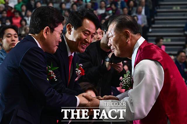 고광선 서울시연합회장과 악수하는 정원오, 오세훈 서울시장 후보.