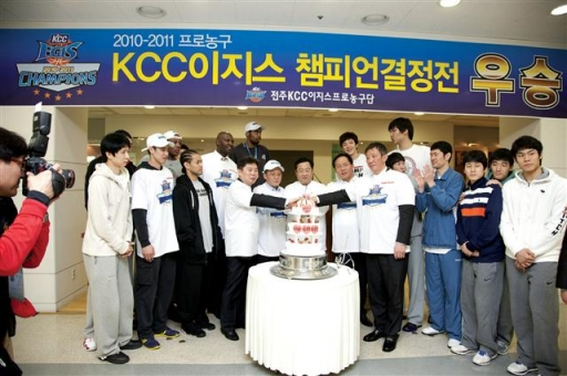 KCC는 서울 서초구 본사에서 프로농구 우승 축하연을 전사적으로 개최하는 것으로 유명하다. &nbsp;