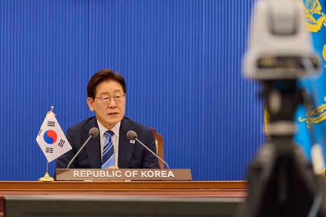 이재명 대통령이 17일 청와대에서 프랑스·영국이 주도하는 호르무즈 해협 자유항행에 관한 화상 정상회의를 하고 있다.    이번 회의에는 한국, 프랑스, 영국, 독일, 이탈리아, 캐나다, 호주, 이라크, 싱가포르 등 50여 개국 정상·대표들이 호르무즈 해협 항행의 자유를 위한 국제적 노력, 선원 안전 및 선박 보호, 전쟁 종식 후 항행 안전보장을 위한 실질적 방안 등에 대해 의견을 교환했다. 2026.4.17 연합뉴스