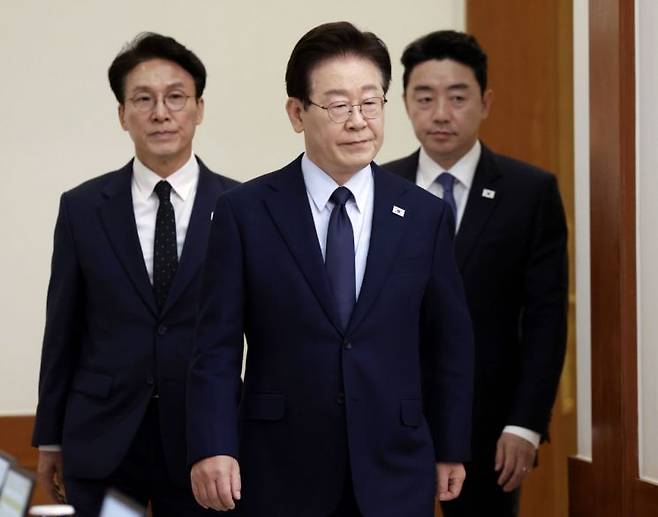 이재명 대통령이 6일 청와대에서 국무회의 겸 비상경제점검회의에 입장하고 있다. 2026.5.6 연합뉴스