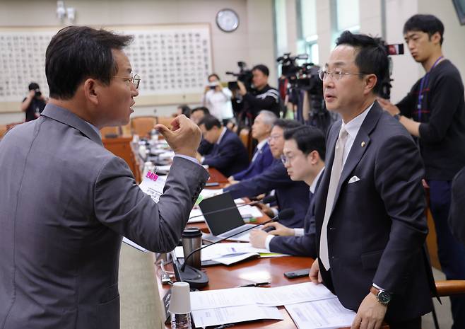 더불어민주당 박성준(오른쪽) 의원과 국민의힘 김형동 의원이 지난달 30일 국회에서 열린 조작기소 국정조사 특위 전체회의에서 언쟁하고 있다. /남강호 기자