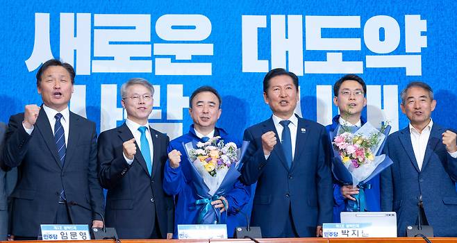 6·3 재보궐선거에서 더불어민주당 후보로 광주광역시 광산을 선거구에 공천을 받은 임문영 국가 AI전략위원회 상근부위원장(왼쪽 세번째)이 6일 국회에서 열린 더불어민주당 인재 영입식에서 정청래 대표(왼쪽 네 번째)를 비롯한 관계자들과 기념 촬영하고 있다. /연합뉴스