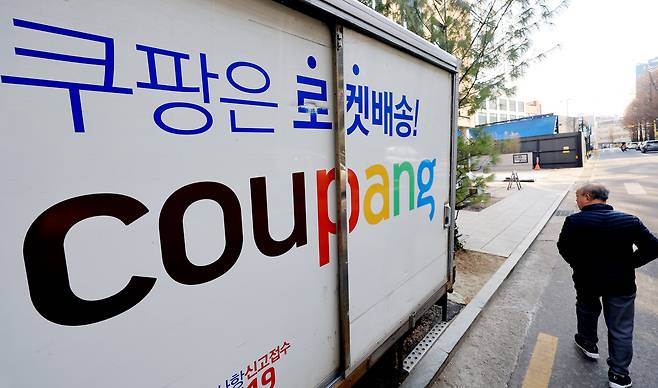 서울시내에 주차된 쿠팡배송 차량 앞을 시민이 지나가고 있다. /뉴스1