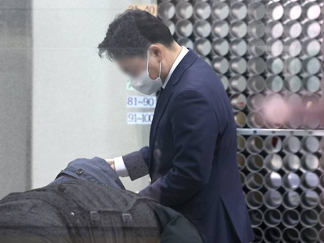 고등학교 선배 변호사가 수임한 사건을 맡아 항소심에서 감형해 준 대가로 뇌물을 수수한 혐의를 받는 부장판사 A씨가  3월 23일 서울 서초구 서울중앙지방법원에서 열리는 구속 전 피의자심문(영장실질심사)에 출석하고 있다. 법원은 이날 소명 부족을 이유로 영장을 기가했다. /뉴스1