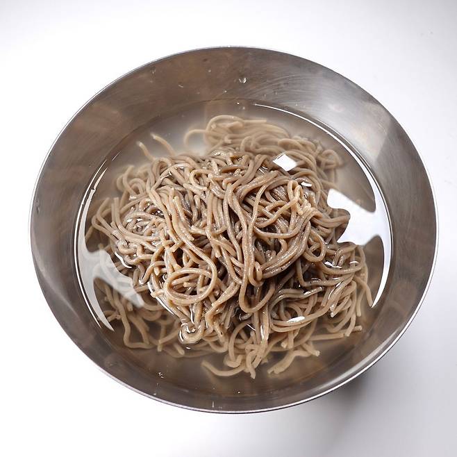 동치미 베이스의 시원하고 담백한 육수와 함께 막국수를 즐길 수 있는 성천막국수. 사진 네이버지도 성천막국수 논현점 업체 등록 사진