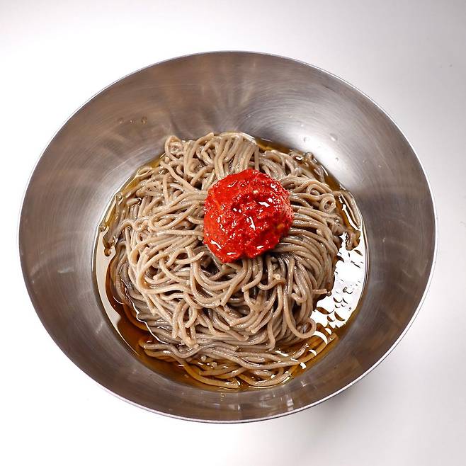 동치미 베이스의 시원하고 담백한 육수와 함께 막국수를 즐길 수 있는 성천막국수. 사진 네이버지도 성천막국수 논현점 업체 등록 사진