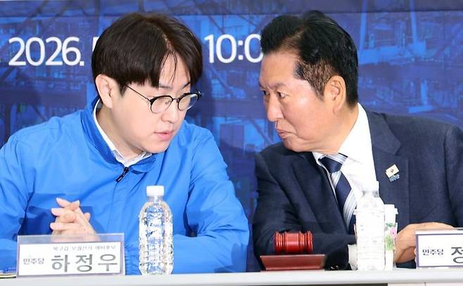 정청래 더불어민주당 대표가 4일 부산 동구 부산항 국제전시컨벤션센터에서 열린 부산 현장 최고위원회 회의에 참석, 부산 북갑 보궐선거 예비후보인 하정우 전 청와대 AI미래기획수석과 대화하고 있다. ⓒ뉴시스