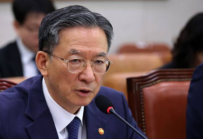 정성호 법무부 장관이 6일 국회에서 열린 법제사법위원회 전체회의에서 의원 질의에 답변하고 있다. ⓒ연합뉴스