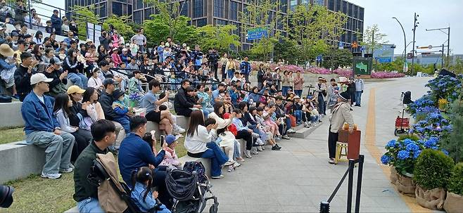 시민들이 서울거리공연을 관람하고 있다. 서울시 제공