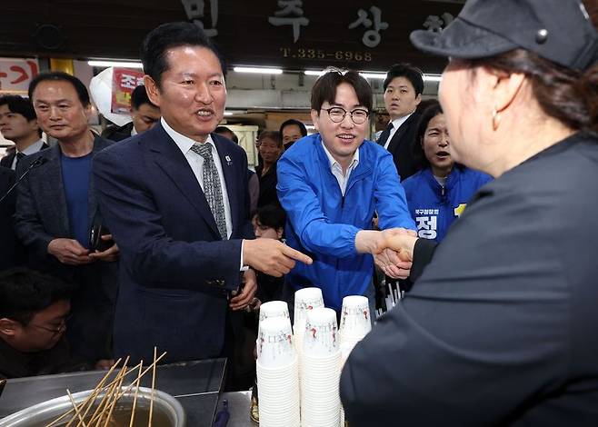 정청래 더불어민주당 대표가 지난 3일 부산 북구 구포시장에서 하정우 전 청와대 AI미래기획수석 등과 상인들에게 인사하며 지지를 호소하고 있다./사진=뉴시스