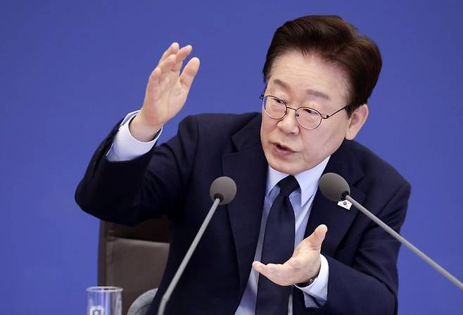 이재명 대통령이 6일 청와대에서 열린 제20회 국무회의 겸 제7차 비상경제점검회의에서 발언을 하고 있다. 청와대통신사진기자단