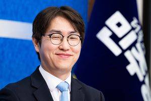 더불어민주당 6.3 지방선거 인재영입 2호 하정우 전 청와대 AI미래기획수석이 29일 서울 여의도 국회에서 열린 제2차 인재영입식에 자리하고 있다. 하정우 전 수석은 전재수 의원이 당 부산시장 후보로 선출되면서 공석이 된 부산 북구갑 지역구에, 전은수 전 대변인은 강훈식 대통령 비서실장의 지역구였던 충남 아산을에 출마할 전망이다. 2026.4.29 ⓒ 뉴스1 유승관 기자 /사진=뉴스1