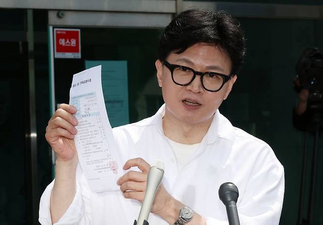 한동훈 전 국민의힘 대표가 4일 부산 북구선거관리위원회에서 부산 북갑 국회의원 보궐선거 예비후보 등록을 한 뒤 접수증을 보여주고 있다. 뉴시스