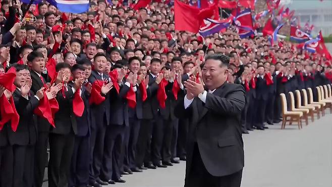 김정은 북한 국무위원장이 지난 2일 노동당 외곽 청년단체인 사회주의애국청년동맹(청년동맹) 제11차대회의 참가자들을 만나 기념사진을 찍었다고 조선중앙티브이가 3일 보도했다. 조선중앙티브이 연합뉴스