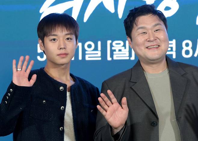 배우 박지훈(왼쪽)과 윤경호가 6일 오후 서울 광진구 풀만 앰배서더 서울에서 열린 티빙 오리지널 ‘취사병 전설이 되다’(극본 최룡/연출 조남형) 제작발표회에 참석해 포즈를 취하고 있다. 뉴스1