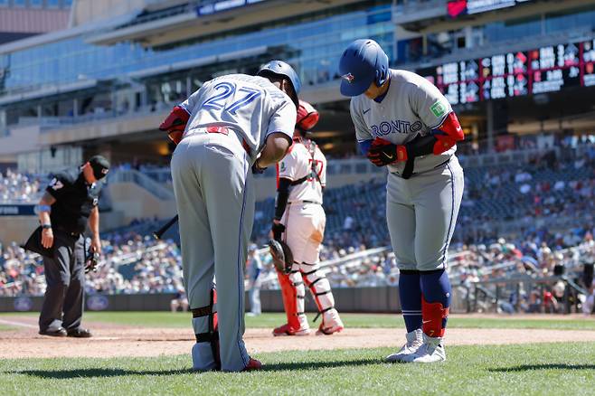 <yonhap photo-1280="">올 시즌 메이저리그(MLB)에 입성한 일본인 대표 거포들의 홈런 생산 페이스가 심상치 않다. 무라카미 무네타카(시카고 화이트삭스)가 공동 1위를 지키고 있는 가운데, 오카모토 카즈마(토론토 블루제이스)까지 두 자릿수 홈런을 쌓았다. (AP Photo/Bailey Hillesheim)/2026-05-04 06:03:23/ <저작권자 ⓒ 1980~2026 ㈜연합뉴스. 무단 전재 재배포 금지, AI 학습 및 활용 금지></yonhap>