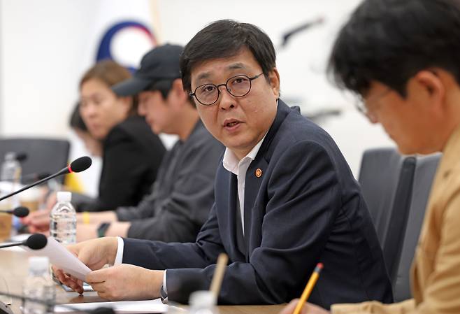 <yonhap photo-4564=""> 문화예술정책자문위원회 영화·영상분과 제3차 회의 (서울=연합뉴스) 최휘영 문화체육관광부 장관이 6일 서울 종로구 국립현대미술관 서울관에서 열린 문화예술정책자문위원회 영화·영상분과 제3차 회의에서 위원들과 영화·영상 분야 주요 현안과 향후 정책 방향을 논의하고 있다. 2026.5.6 [문화체육관광부 제공. 재판매 및 DB 금지] photo@yna.co.kr/2026-05-06 15:33:49/ <저작권자 ⓒ 1980~2026 ㈜연합뉴스. 무단 전재 재배포 금지, AI 학습 및 활용 금지></yonhap>