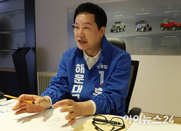 홍순헌 부산광역시 해운대구청장 후보가 6일 아이뉴스24와 인터뷰를 진행하고 있다. [사진=정예진 기자]