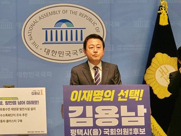 김용남 더불어민주당 평택을 국회의원 후보가 6일 국회 소통관에서 '100만 평택 대도약 비전'을 발표하고 있다. [사진=김용남 캠프]