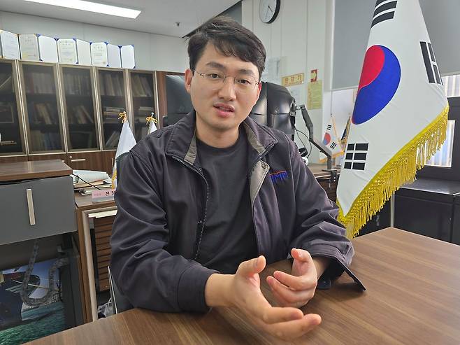 전정근 HMM해원연합노동조합 위원장이 5일 HMM오션서비스 노조사무실에서 인터뷰하고 있다. 사진 이은지 기자