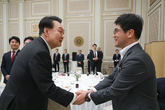 윤석열 전 대통령이 2024년 4월 24일 오후 청와대 영빈관에서 열린 '국민의힘 국회의원 오찬'에서 이용 전 의원과 인사하고 있다. 연합뉴스
